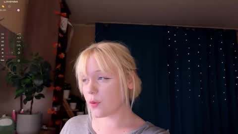 -Lisa- Help me to reach 100 thumbs up3 online show from 11.22.25