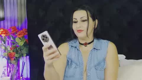 Snapshot of lisamaze chatting on 10.14.25 SofiaHanson online show from 10.14.25