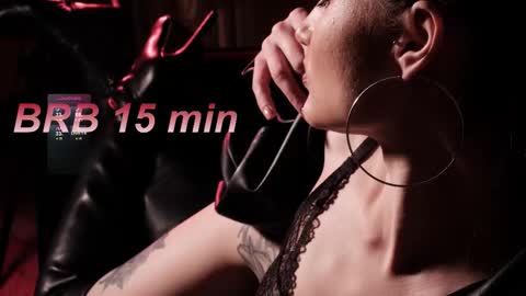 Snapshot of lisamooore chatting on 11.05.25 Lisa Moore online show from 11.05.25