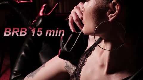 Snapshot of lisamooore chatting on 11.07.25 Lisa Moore online show from 11.07.25