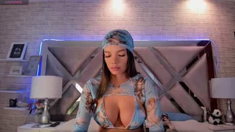 lisawalker_ online show from 10.08.25