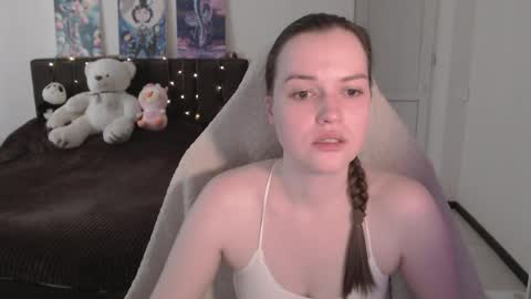 Snapshot of little__flowers chatting on 05.27.26 little__flowers online show from 05.27.26