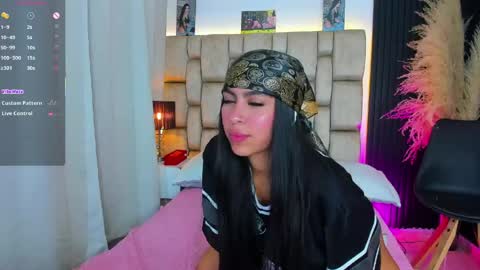 Sophie ---- connected from 1400 to 2100 Colombia time online show from 05.12.26
