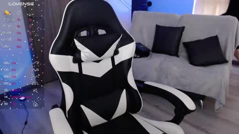 Snapshot of little_amy__ chatting on 12.04.25 Amelie online show from 12.04.25