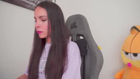 Snapshot of little_eli chatting on 10.13.25 Help me reach 100 likes online show from 10.13.25