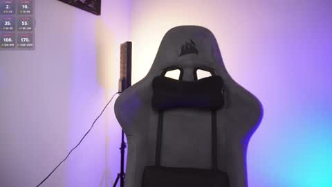 Snapshot of little_eli chatting on 10.22.25 Help me reach 100 likes online show from 10.22.25