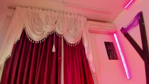 Snapshot of little_nauughty2 chatting on 10.31.25 Little Nauughty2 online show from 10.31.25