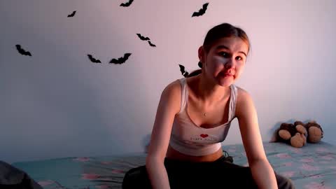 Snapshot of little_owlx chatting on 10.15.25 Alice.. online show from 10.15.25