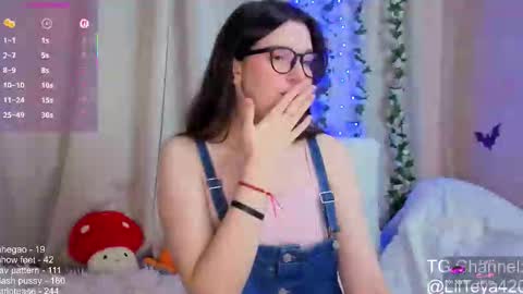 Snapshot of little_teya chatting on 11.11.25 little Teya online show from 11.11.25