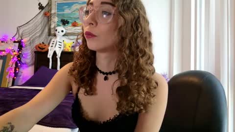 Snapshot of littledeathtrap chatting on 10.01.25 littledeathtrap online show from 10.01.25