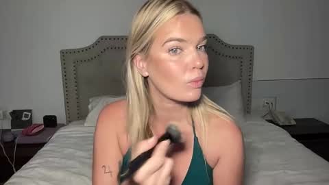 Snapshot of littlemaryjane19 chatting on 11.12.25 Marciabrady online show from 11.12.25