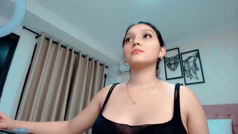 Sarahs Room online show from 03.02.25