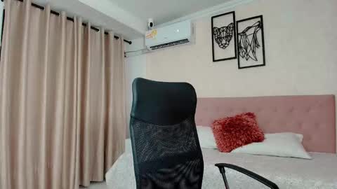 Snapshot of littlemolly_pregnant chatting on 10.16.25 Sarahs Room online show from 10.16.25