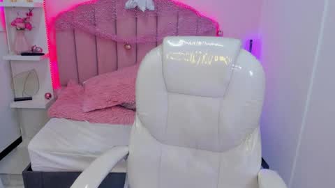 Snapshot of littlesofii chatting on 02.16.26 sofii online show from 02.16.26