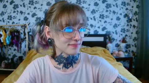 Snapshot of littlespacemouse chatting on 09.21.25 Niki free tg channel with some photos gifs and info about streams online show from 09.21.25