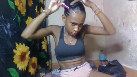 Snapshot of littleyanah chatting on 02.08.26 yanah online show from 02.08.26