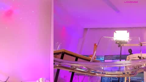 Snapshot of live_sherry chatting on 10.14.25 angel eyees online show from 10.14.25