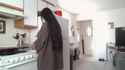 Snapshot of livmirage chatting on 11.04.25 Liv Mirage online show from 11.04.25