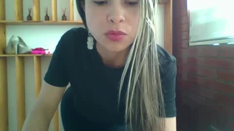 Snapshot of liz_28 chatting on 10.27.25 liz_28 online show from 10.27.25