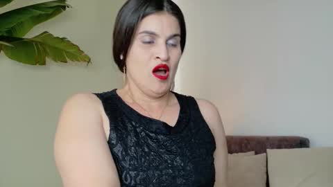 Snapshot of liz_devine chatting on 10.25.25 liz online show from 10.25.25