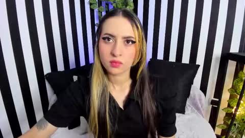 Snapshot of liz_goth chatting on 11.02.25 Liz online show from 11.02.25