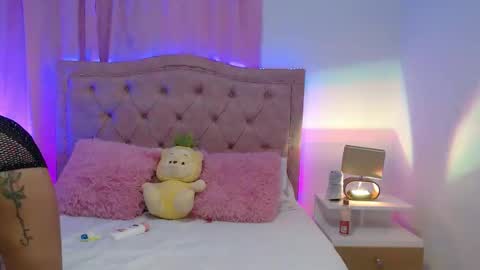 Snapshot of lizbecker_ chatting on 10.19.25 Liz Becker online show from 10.19.25