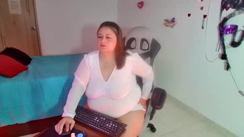 Snapshot of lizz_milf chatting on 10.21.25 lizz_milf online show from 10.21.25
