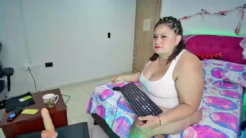 Snapshot of lizz_milf chatting on 10.28.25 lizz_milf online show from 10.28.25