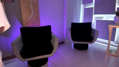 Snapshot of lizzhamilton_ chatting on 10.11.25 Lizzi online show from 10.11.25