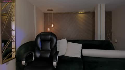 Snapshot of lizzhamilton_ chatting on 10.16.25 Lizzi online show from 10.16.25