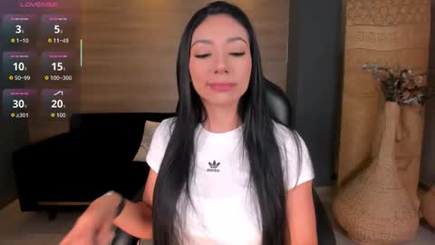 Snapshot of lizzhamilton_ chatting on 10.29.25 Lizzi online show from 10.29.25