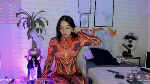 Snapshot of lizzie_evans chatting on 10.10.25 Lizzie online show from 10.10.25