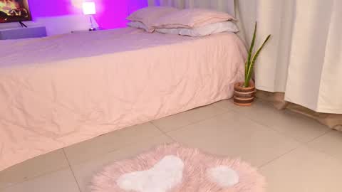 Snapshot of lizzy_2 chatting on 11.02.25 Lizzy online show from 11.02.25