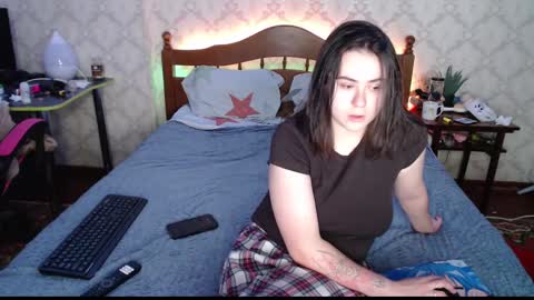 Snapshot of llevella chatting on 01.04.25 Sevy online show from 01.04.25
