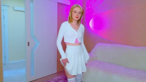 Snapshot of llovelymia chatting on 06.19.26 llovelymia online show from 06.19.26