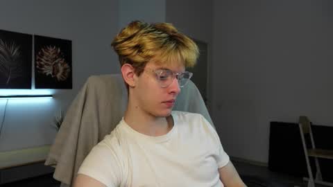 Snapshot of logan_fraser chatting on 10.04.25 LOGAN FRASER online show from 10.04.25