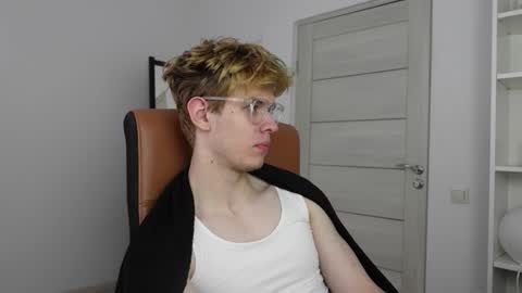 Snapshot of logan_fraser chatting on 10.05.25 LOGAN FRASER online show from 10.05.25