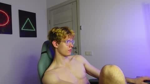 Snapshot of logan_fraser chatting on 10.09.25 LOGAN FRASER online show from 10.09.25