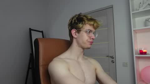 Snapshot of logan_fraser chatting on 10.11.25 LOGAN FRASER online show from 10.11.25