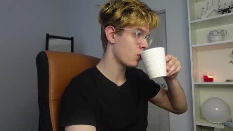 Snapshot of logan_fraser chatting on 10.12.25 LOGAN FRASER online show from 10.12.25