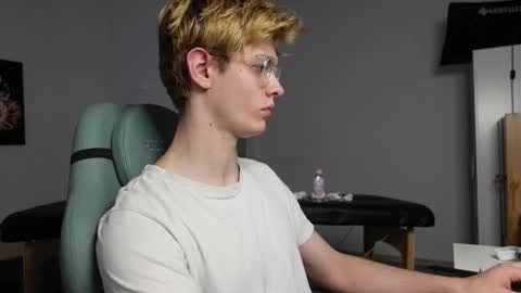 Snapshot of logan_fraser chatting on 10.14.25 LOGAN FRASER online show from 10.14.25