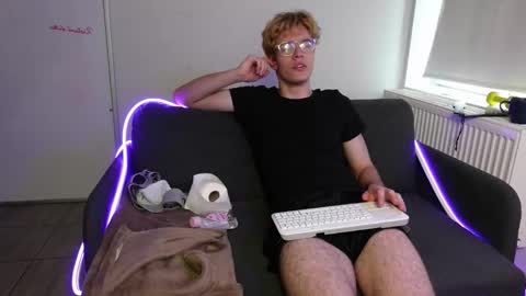 Snapshot of logan_fraser chatting on 10.15.25 LOGAN FRASER online show from 10.15.25