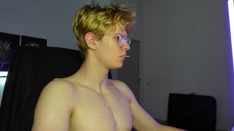 Snapshot of logan_fraser chatting on 10.16.25 LOGAN FRASER online show from 10.16.25