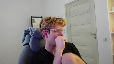 Snapshot of logan_fraser chatting on 10.18.25 LOGAN FRASER online show from 10.18.25