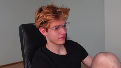 Snapshot of logan_fraser chatting on 10.22.25 LOGAN FRASER online show from 10.22.25