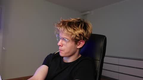 Snapshot of logan_fraser chatting on 10.23.25 LOGAN FRASER online show from 10.23.25