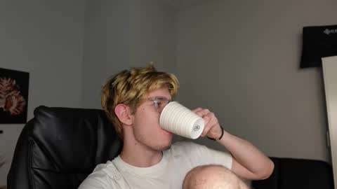 Snapshot of logan_fraser chatting on 10.26.25 LOGAN FRASER online show from 10.26.25