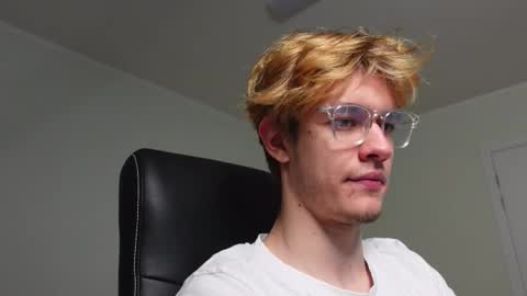 Snapshot of logan_fraser chatting on 10.28.25 LOGAN FRASER online show from 10.28.25