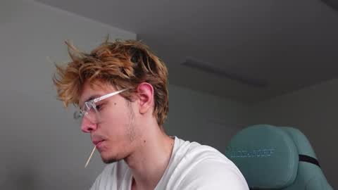 Snapshot of logan_fraser chatting on 10.29.25 LOGAN FRASER online show from 10.29.25