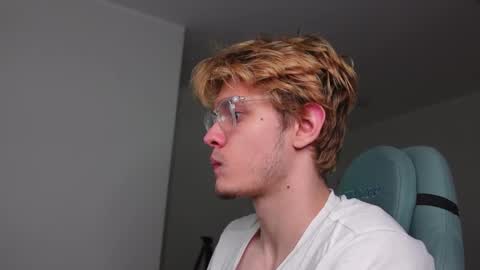 Snapshot of logan_fraser chatting on 10.30.25 LOGAN FRASER online show from 10.30.25